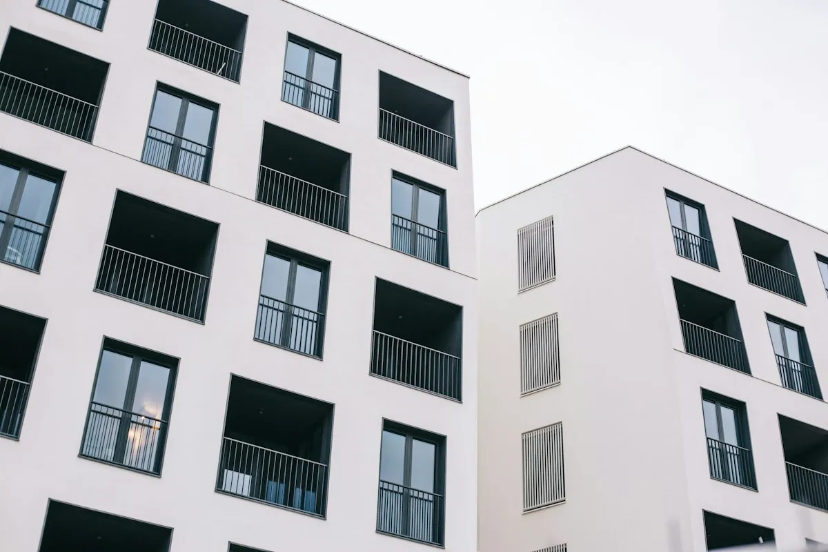 Beyaz cepheli modern apartman