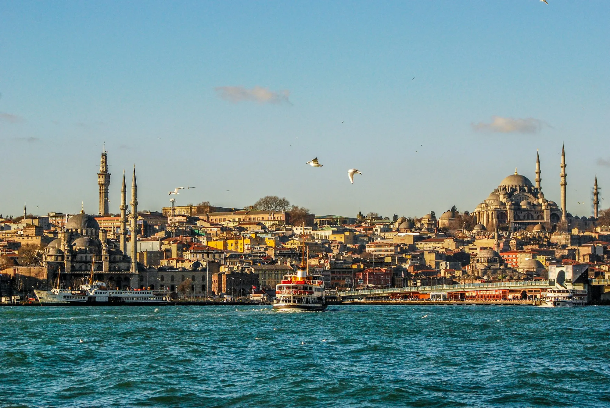 Boğaz’da ilerleyen vapur ve tarihi yarımada