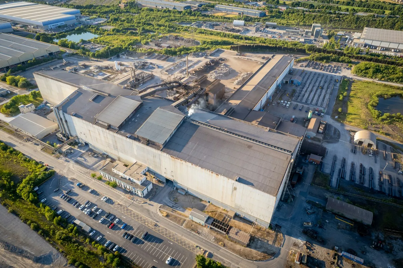 Havadan görünen büyük endüstriyel tesis