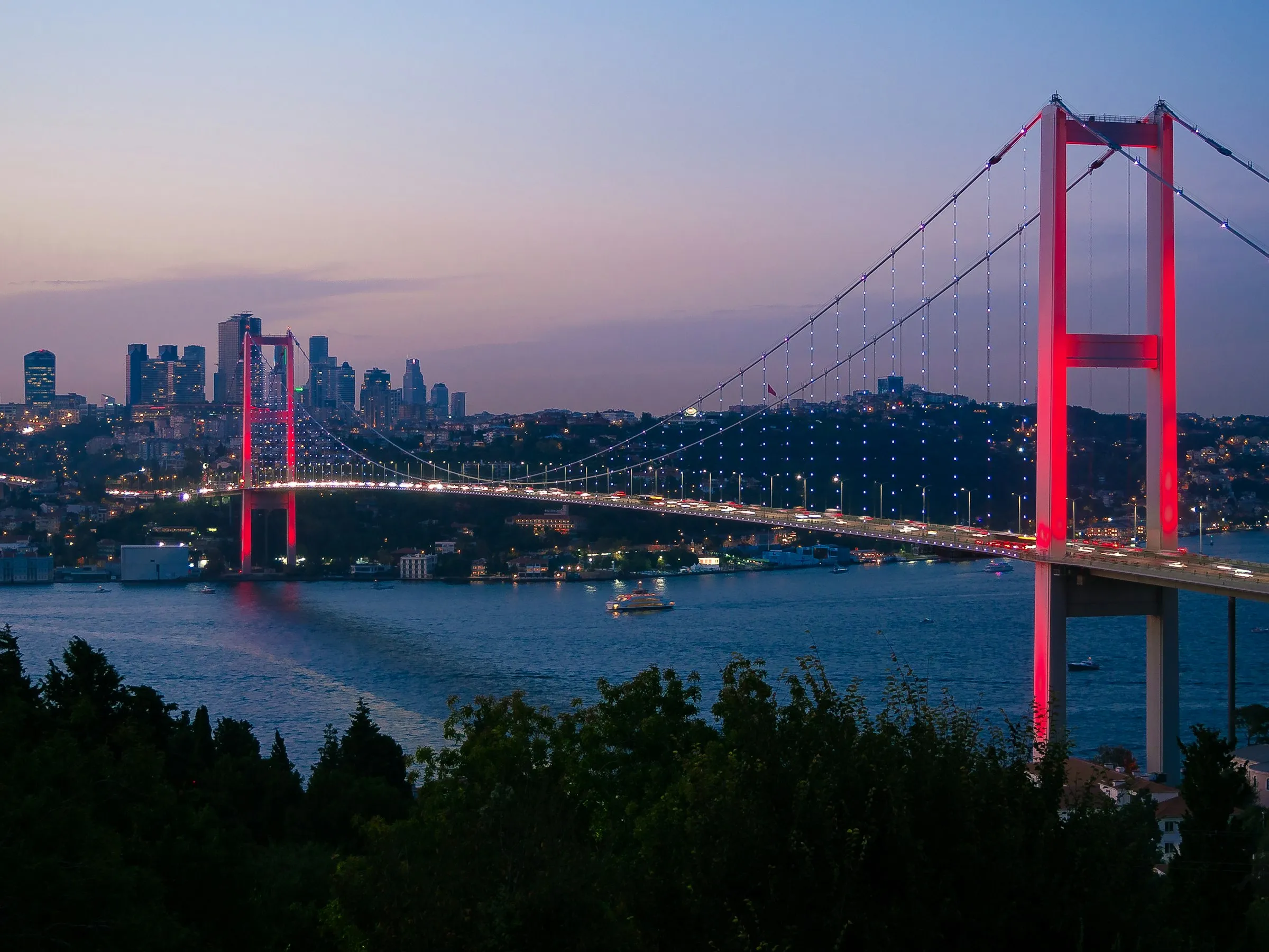 Gün batımında Boğaz Köprüsü ve İstanbul silueti