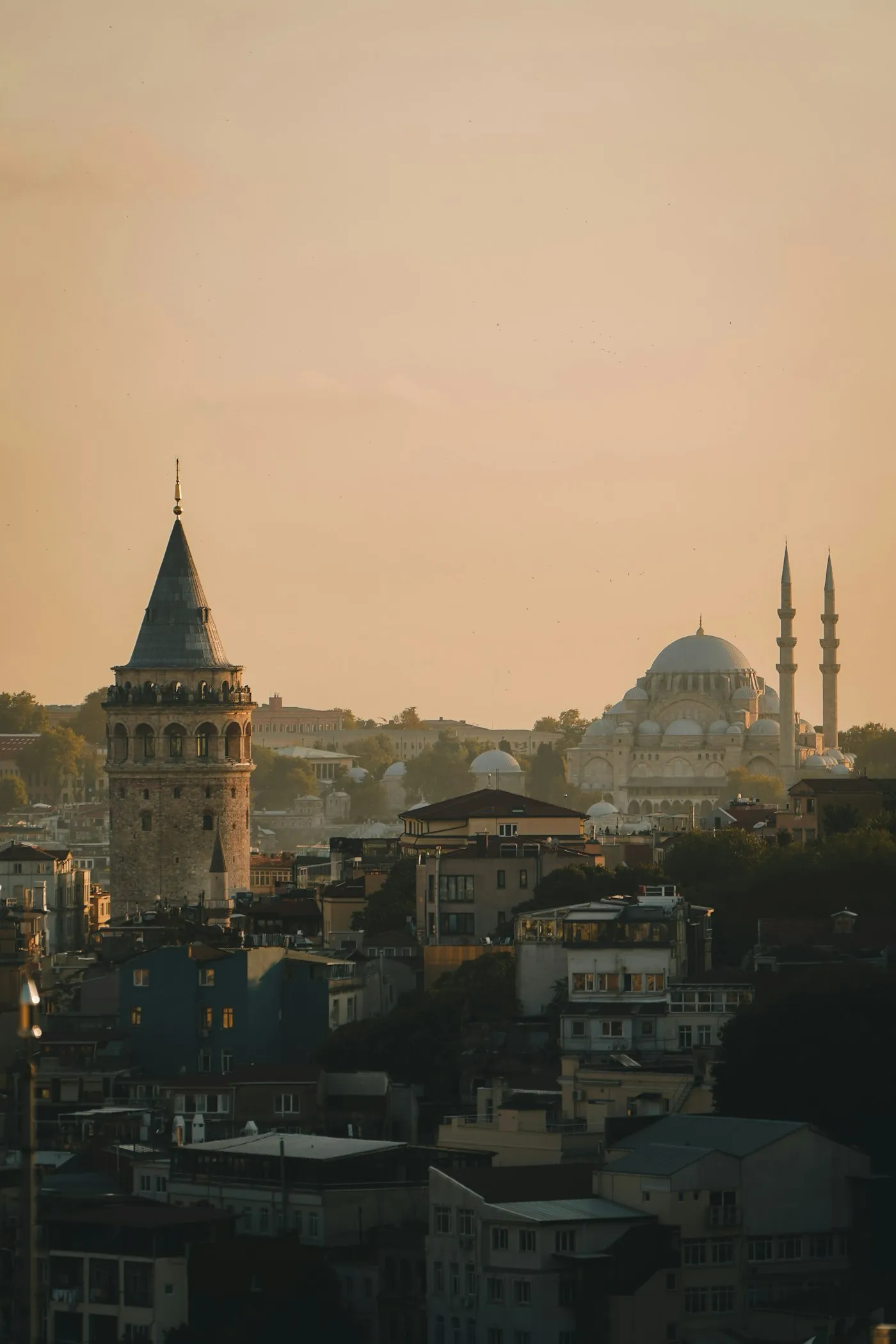 Gün batımında Galata Kulesi ve İstanbul silueti