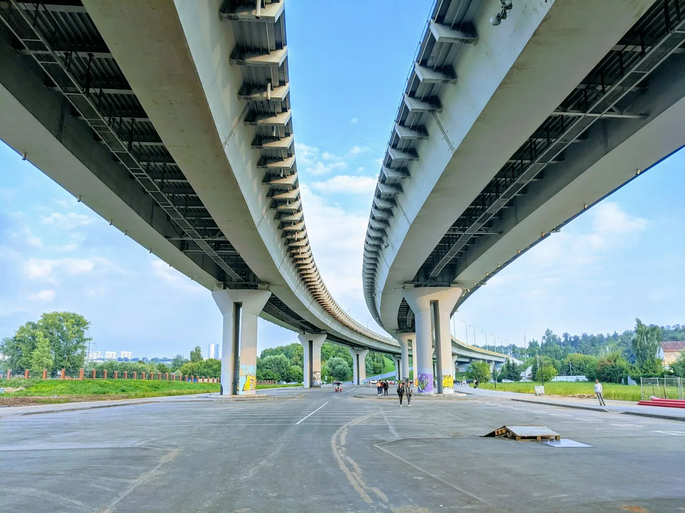 Betonarme viyadük ayakları ve yol