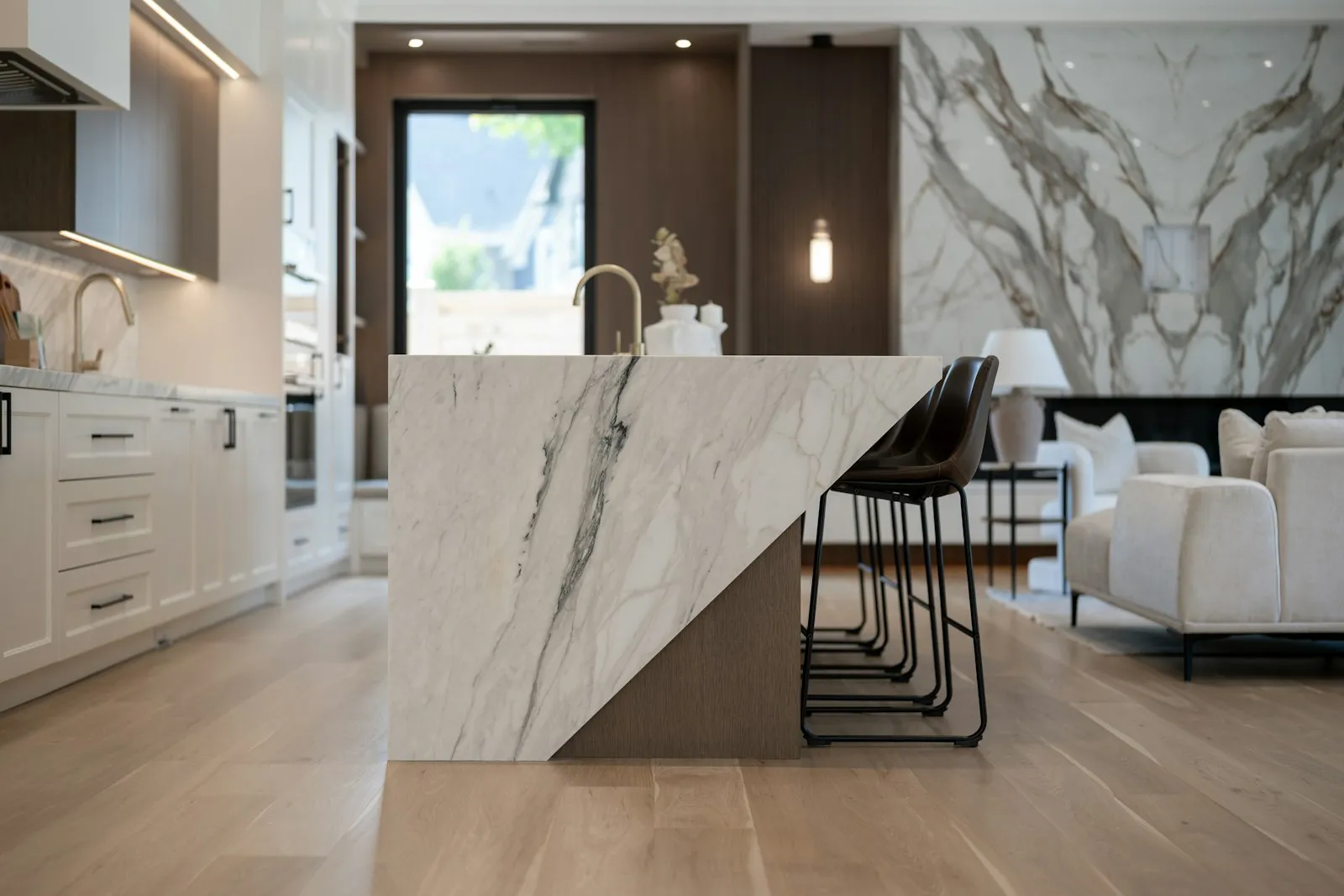 Mermer adalı modern mutfak