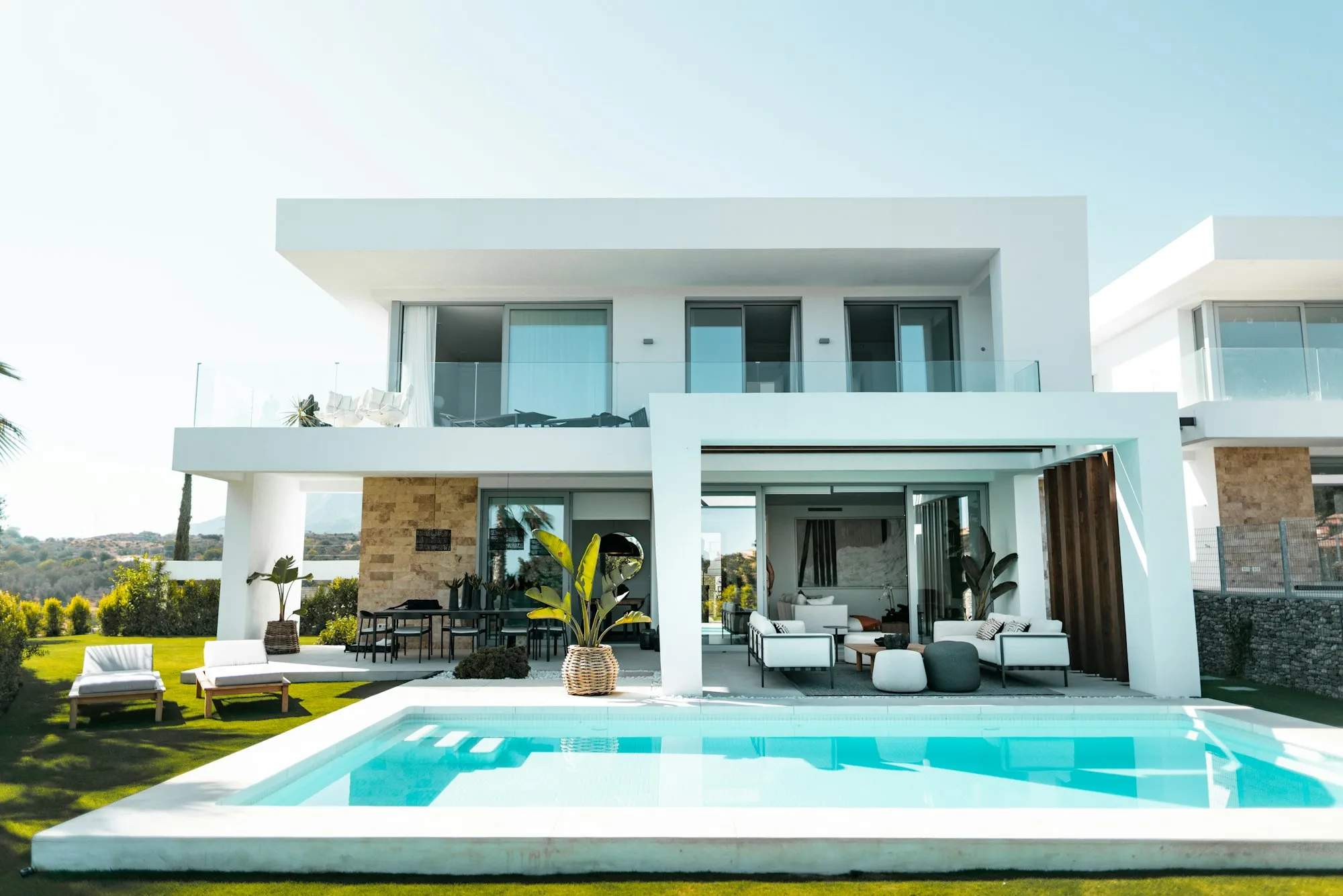 Havuzlu modern beyaz villa cephesi
