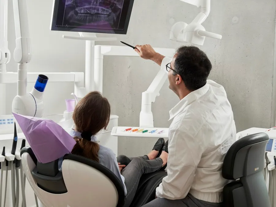 Hekim tedavi planını ekranda gösteriyor