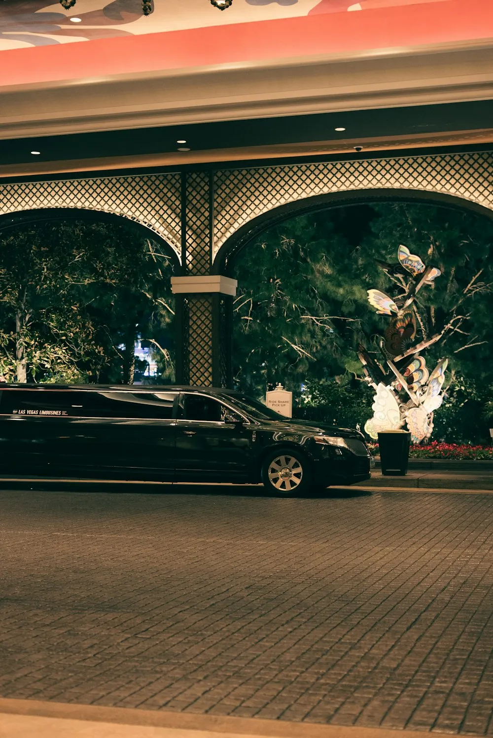Otel girişinde bekleyen VIP transfer aracı